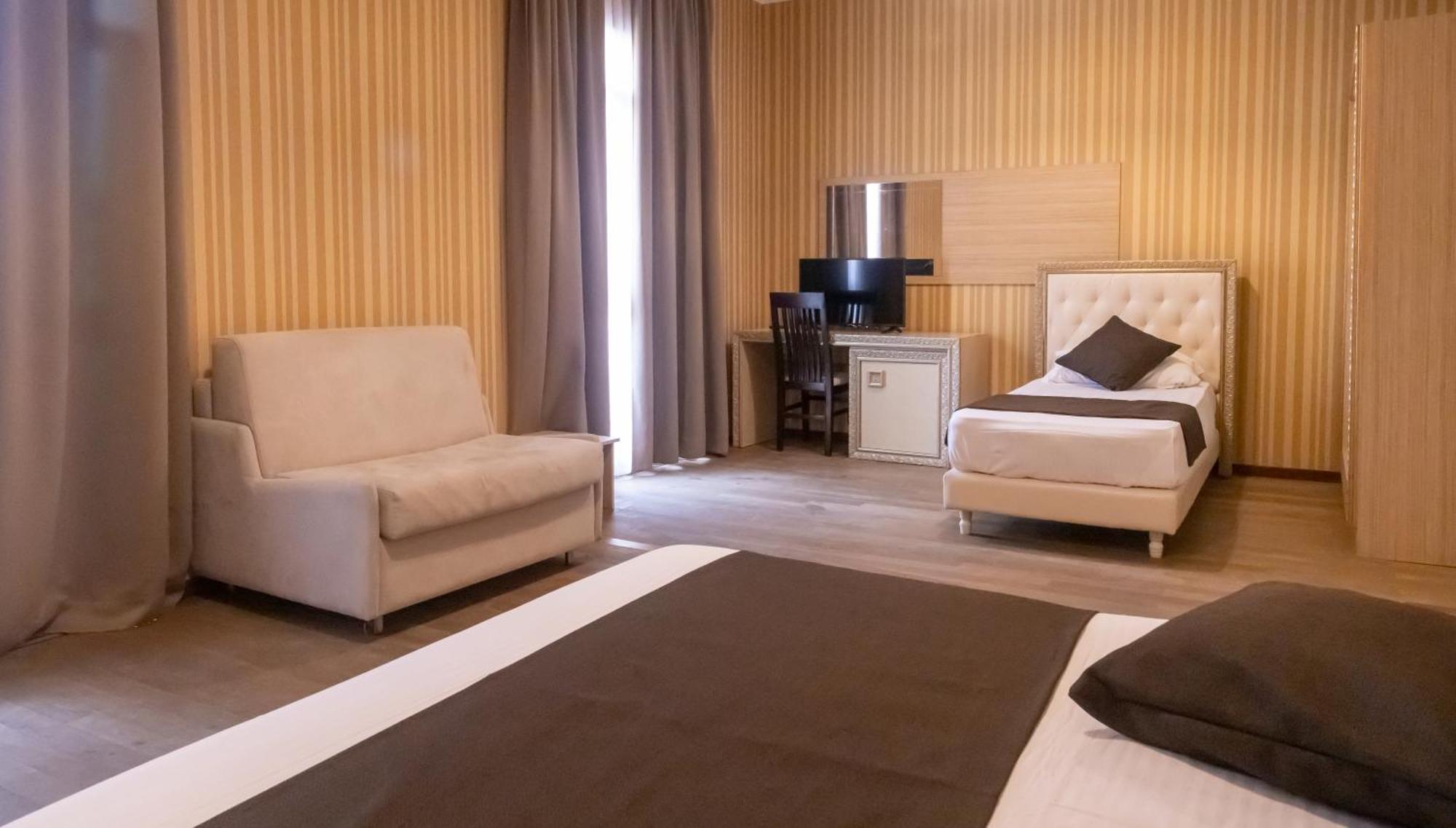 Amh Hotel Durres Exterior photo