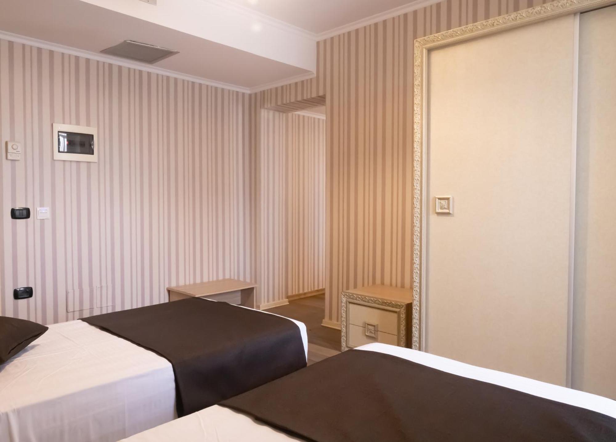 Amh Hotel Durres Exterior photo
