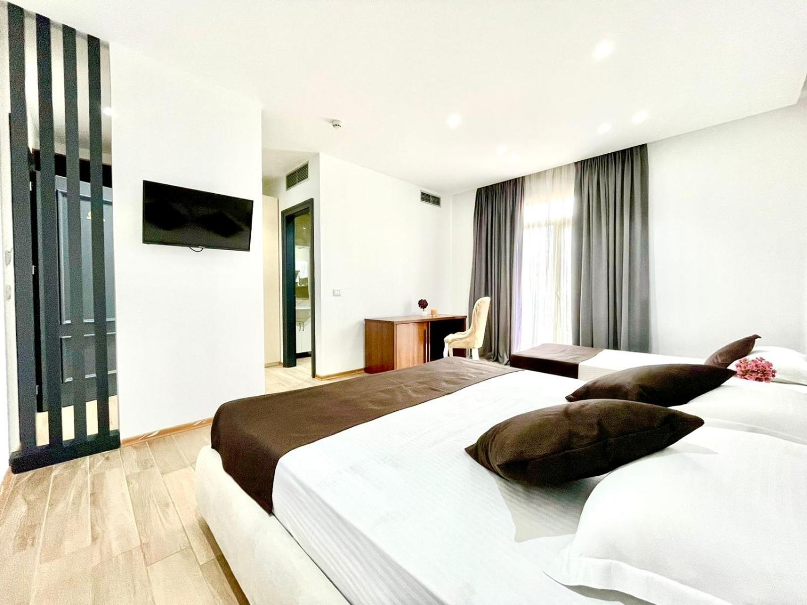 Amh Hotel Durres Exterior photo